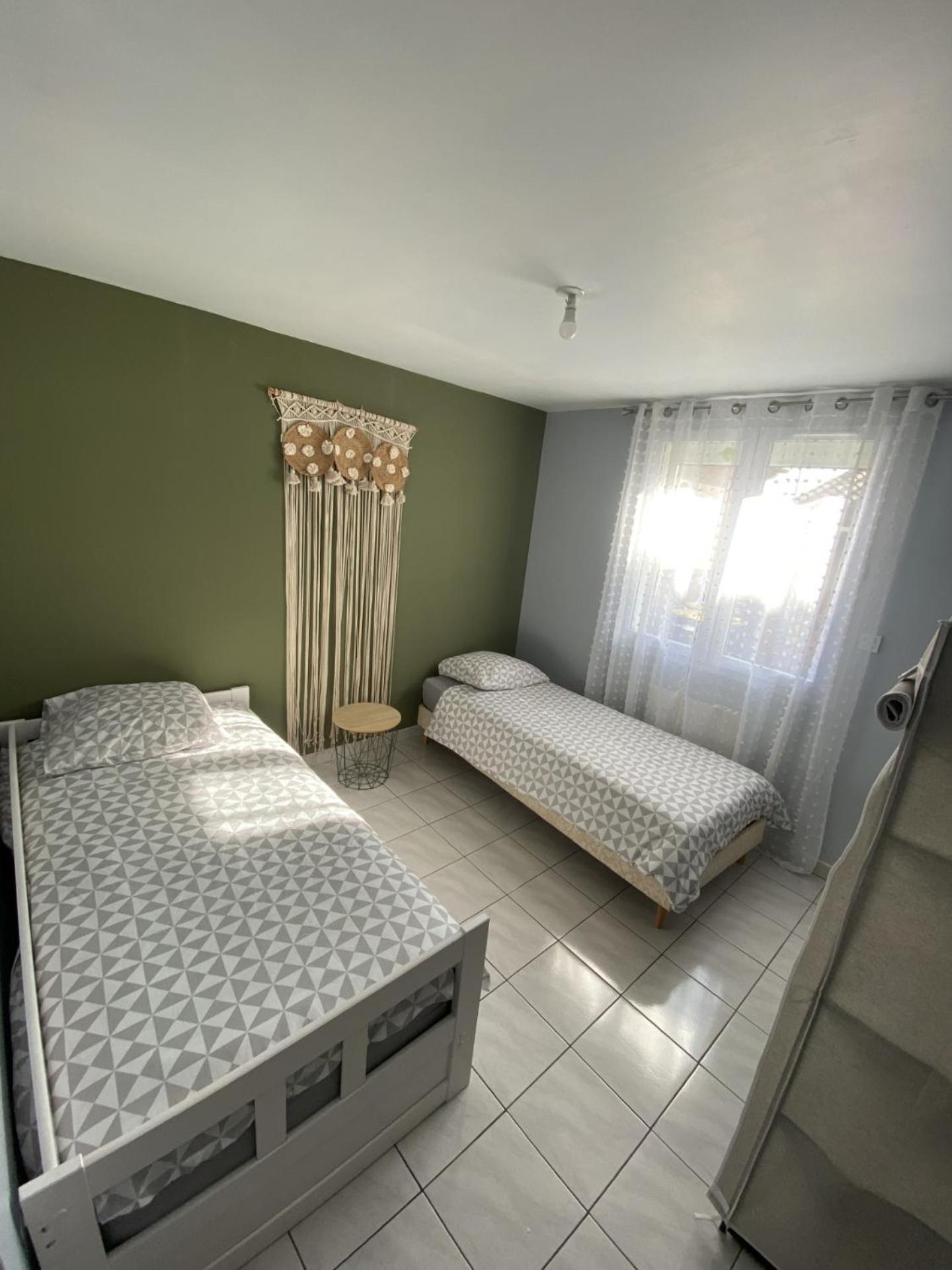 Appartement Tout Equipe 2 Chambres + Jardin Saix  Exterior photo