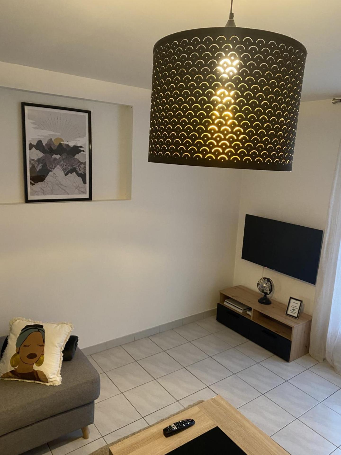 Appartement Tout Equipe 2 Chambres + Jardin Saix  Exterior photo